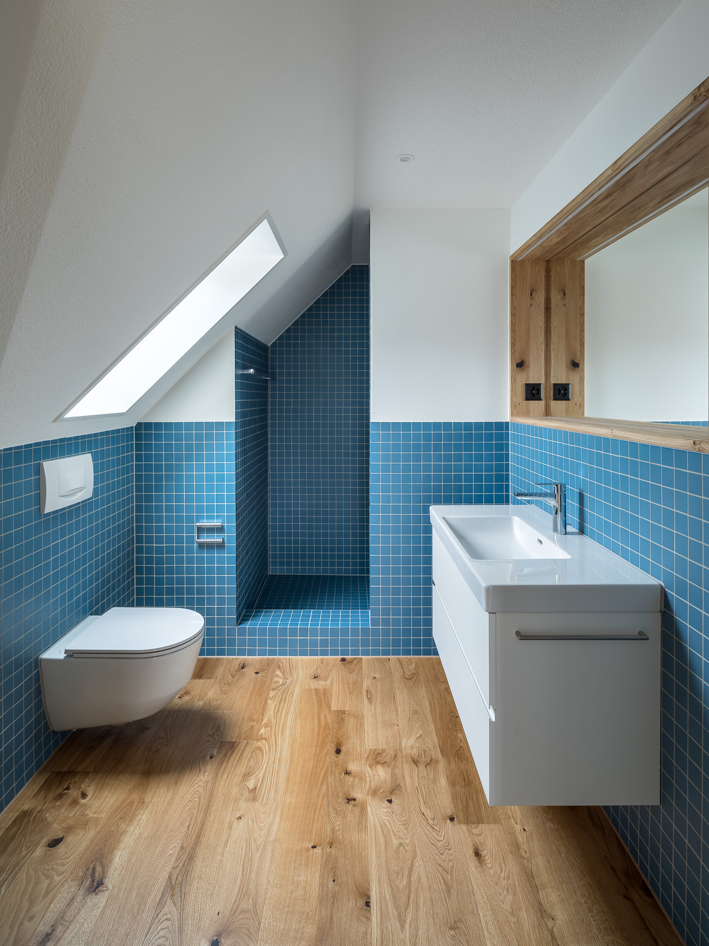 buan architekten – Umbau Attikawohnung Willisau – Foto – Bad blau