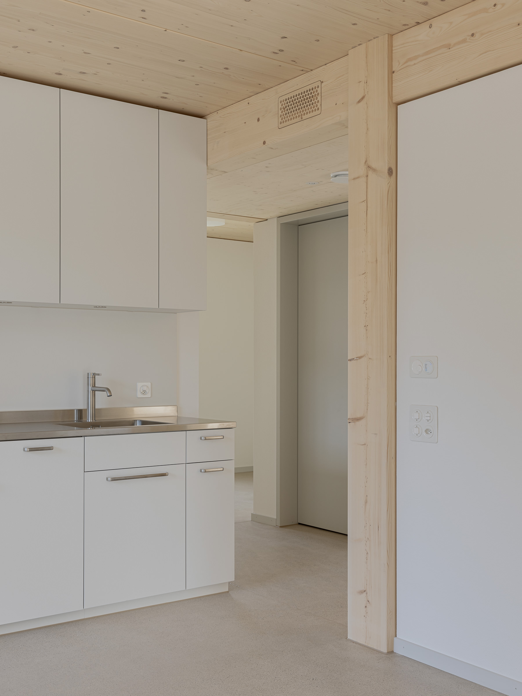 buan-architekten-wohnhaus-englischgrussstrasse-luzern-innenraum-holzbau-küche